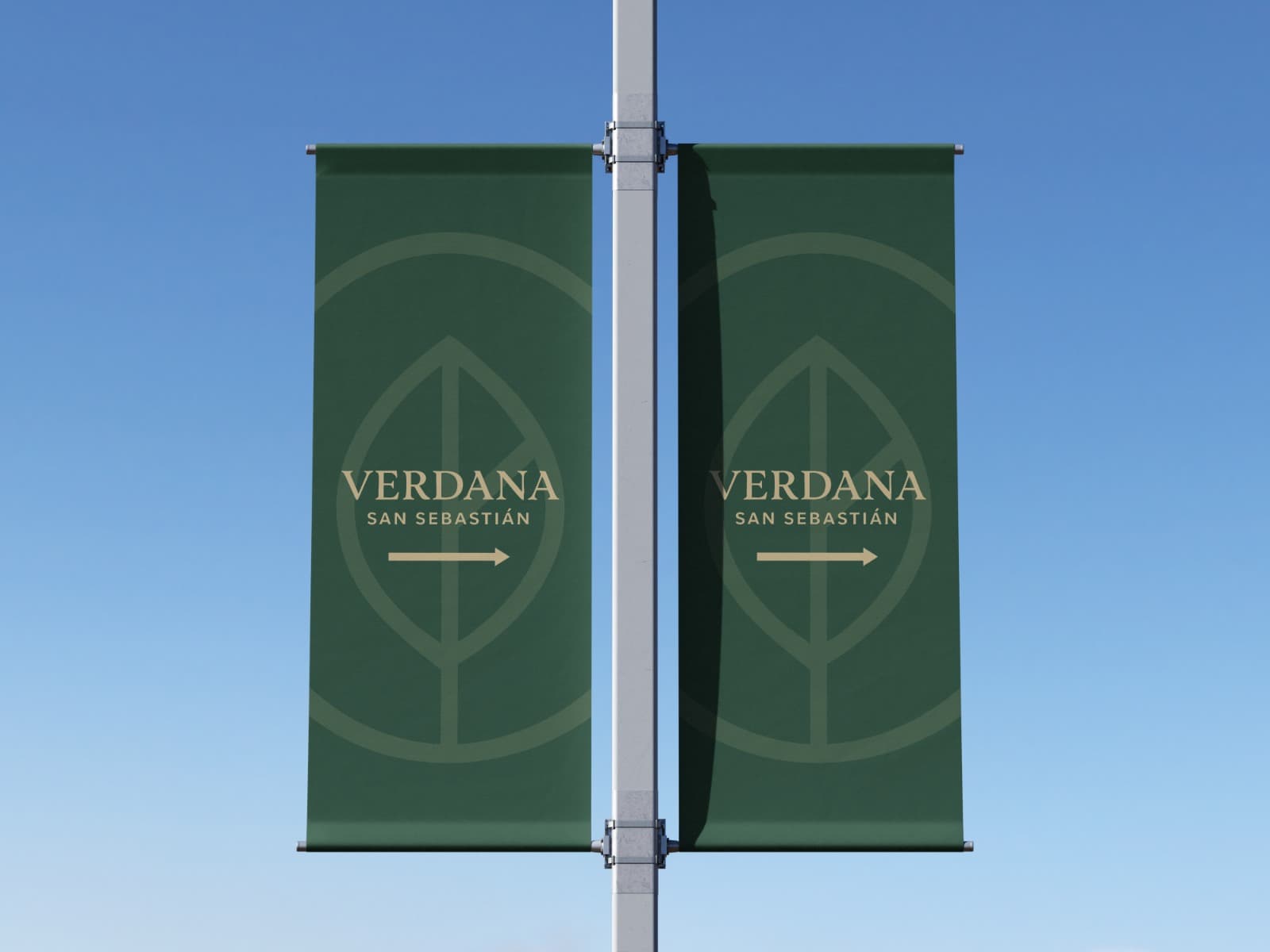 Señalética de Verdana San Sebastián: banderolas verdes con el emblema de la hoja en dorado